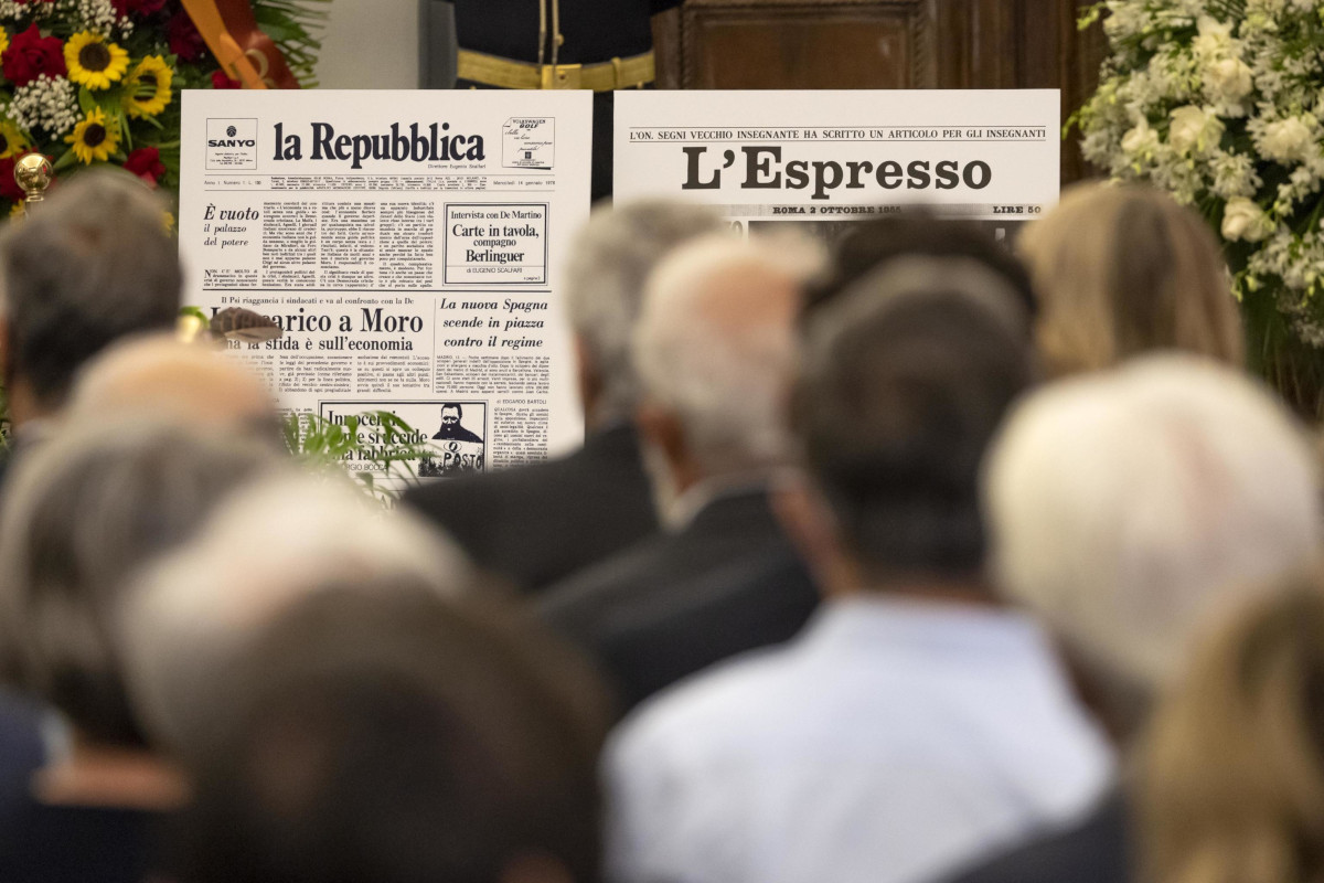 Prime pagine storiche di Repubblica e Espresso al funerale di Eugenio Scalfari