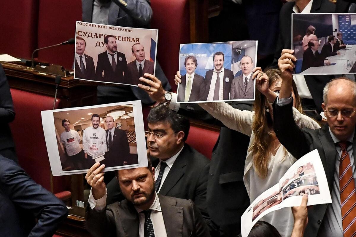 Protesta tra i banchi del Pd in aula della Camera contro il ministro Matteo Salvini sul caso Savoini, durante l'esame delle norme per la promozione della lettura, Roma 16 luglio 2019 (Ansa)