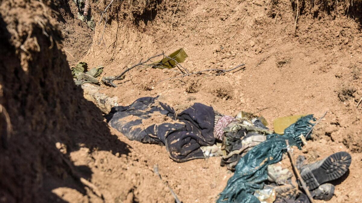 Un soldato russo morto in una trincea a Bakhmut, in Ucraina