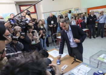 Il primo ministro e leader di Nuova Democrazia, Kyriakos Mitsotakis vota ad Atene, Grecia, 21 maggio 2023 (Ansa)