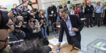 Il primo ministro e leader di Nuova Democrazia, Kyriakos Mitsotakis vota ad Atene, Grecia, 21 maggio 2023 (Ansa)