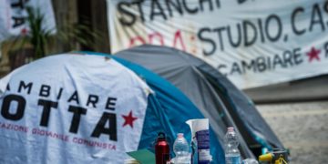 Alcuni studenti universitari hanno montato le tende nel cortile dell'università di via Po per protestare contro il caro affitti e situazione abitativa. Torino 15 maggio 2023 ANSA/TINO ROMANO