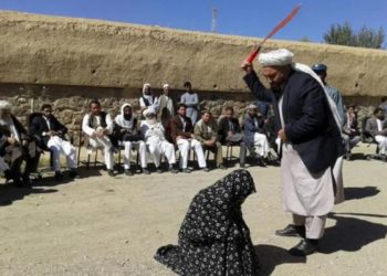 Una donna fustigata dai talebani in Afghanistan