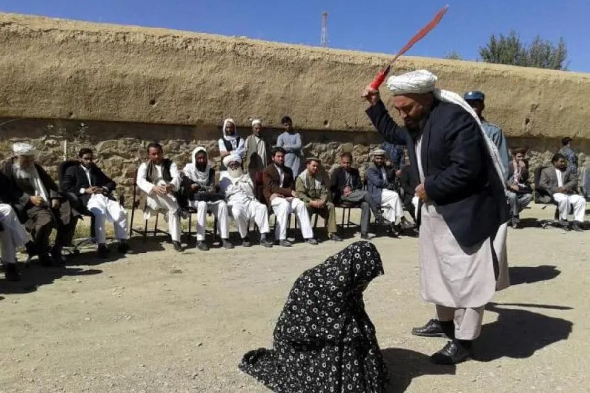 Una donna fustigata dai talebani in Afghanistan