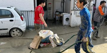 Volontari a Cesena per aiutare le vittime dell'alluvione in Emilia-Romagna