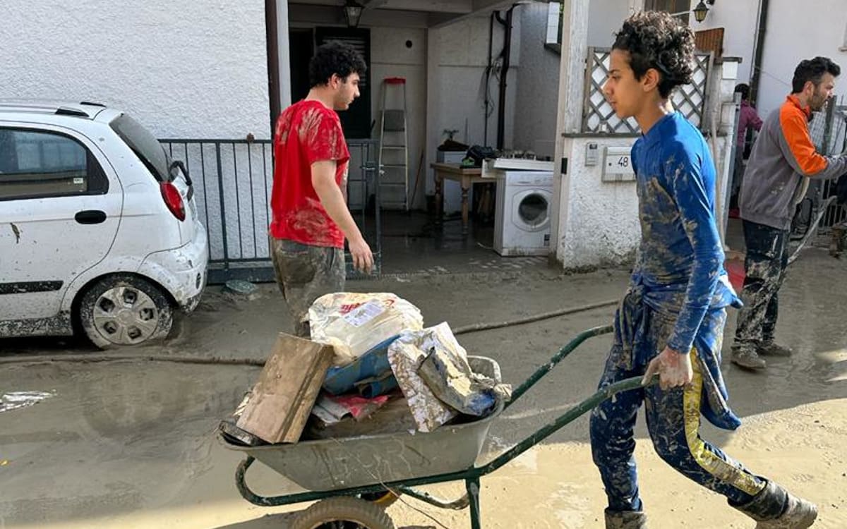 Volontari a Cesena per aiutare le vittime dell'alluvione in Emilia-Romagna