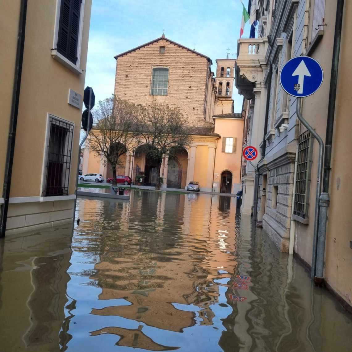La Collegiata dei Santi Francesco e Ilaro di Lugo di Romagna in mezzo all’acqua dell’alluvione