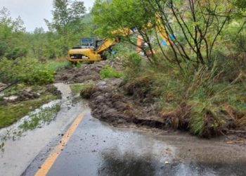 Una frana blocca la strada in Emilia-Romagna dopo l'alluvione