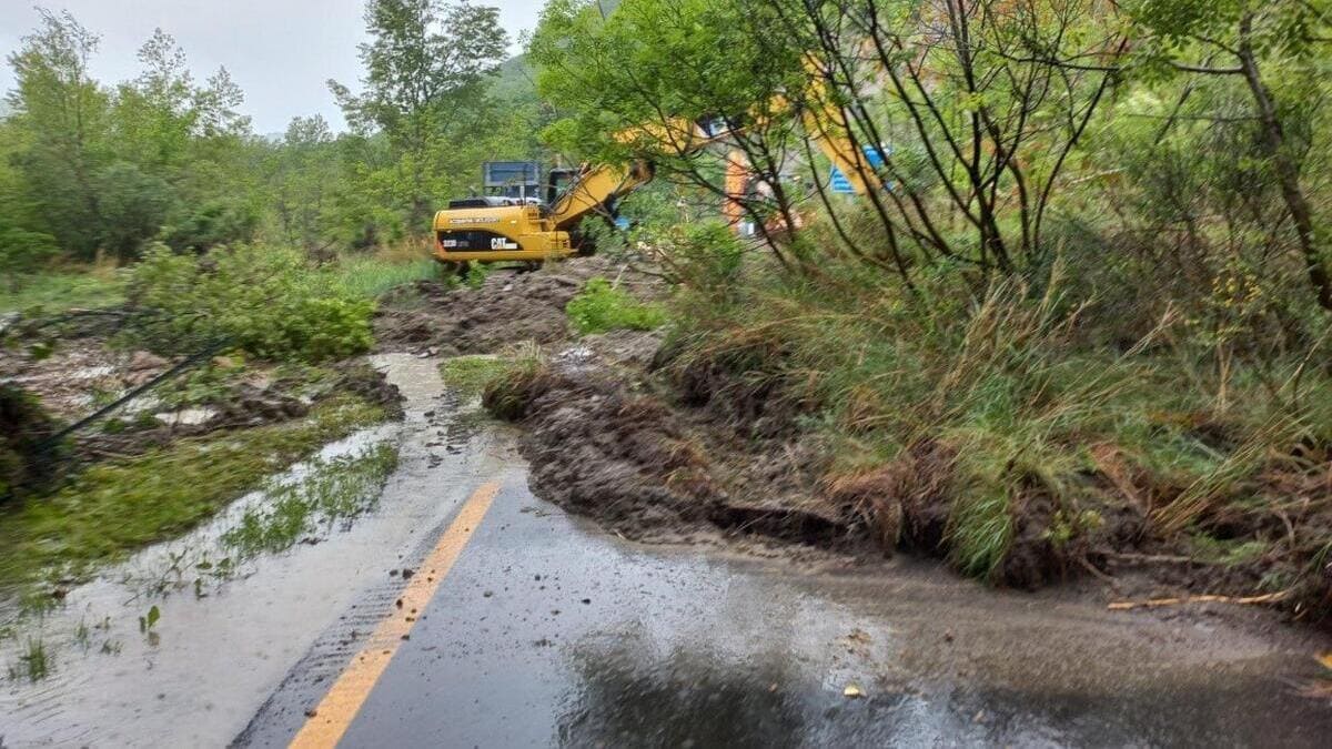 Una frana blocca la strada in Emilia-Romagna dopo l'alluvione