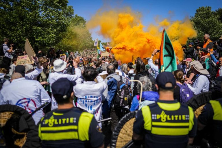 Gli ambientalisti «fuori di testa» in Germania e quelli arrestati in Olanda (ma subito rilasciati)
