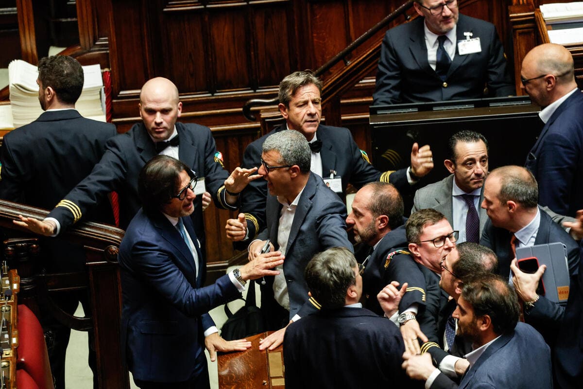 Bagarre alla Camera durante il voto del Def, Roma, 28 aprile 2023 (ansa)