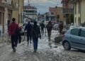 Volontari a Cesena aiutano a ripulire le strade dal fango dopo l'alluvione in Emilia-Romagna