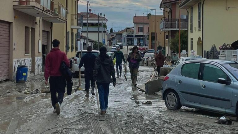 L’esercito di volontari che a Cesena «dà speranza in mezzo al disastro»