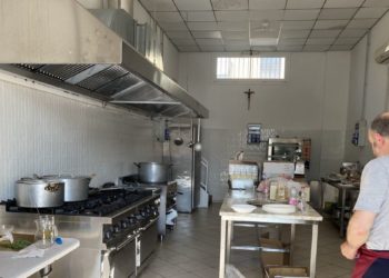 Nella parrocchia di San Martino Vescovo a Conselice si prepara da mangiare per tutti