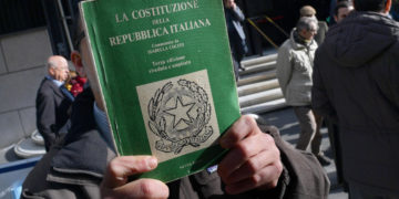 La Costituzione italiana sventolata durante una manifestazione di protesta