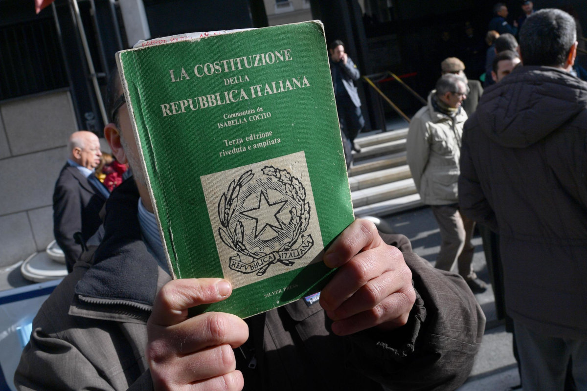 La Costituzione italiana sventolata durante una manifestazione di protesta