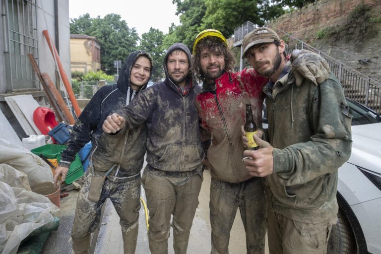 Altro che “sdraiati”, li avete visti i giovani spalatori in Emilia-Romagna?