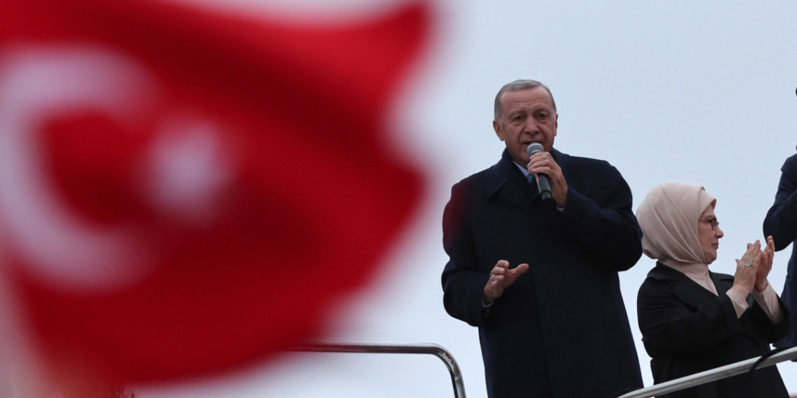 Il presidente turco Recep Tayyip Erdogan arringa i suoi sostenitori davanti a casa sua a Istanbul dopo la vittoria al ballottaggio di domenica 28 maggio 2023