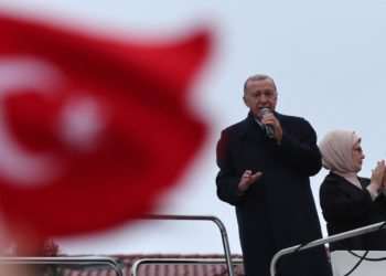 Il presidente turco Recep Tayyip Erdogan arringa i suoi sostenitori davanti a casa sua a Istanbul dopo la vittoria al ballottaggio di domenica 28 maggio 2023