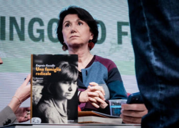 Eugenia Roccella durante la contestazione al Salone del libro di Torino