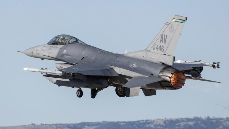 All’Ucraina gli F-16, alla Russia Bakhmut: la guerra non cambia