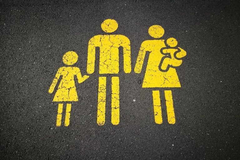 Gli italiani vorrebbero almeno due figli, ma non li fanno