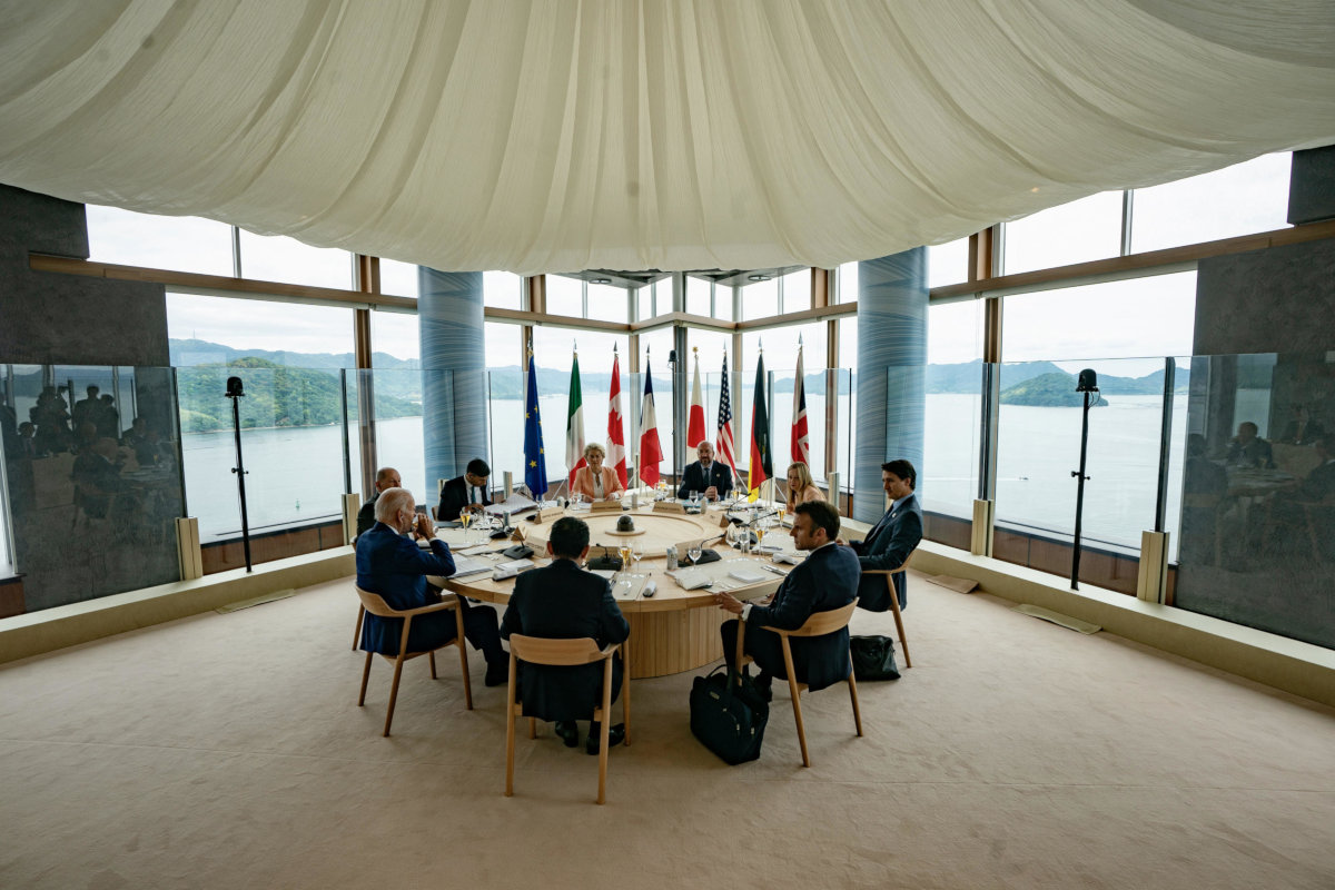 I leader dei paesi del G7 riuniti intorno al tavolo dei lavori a Hiroshima