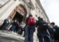 Un gruppo di giovani all’ingresso di una scuola