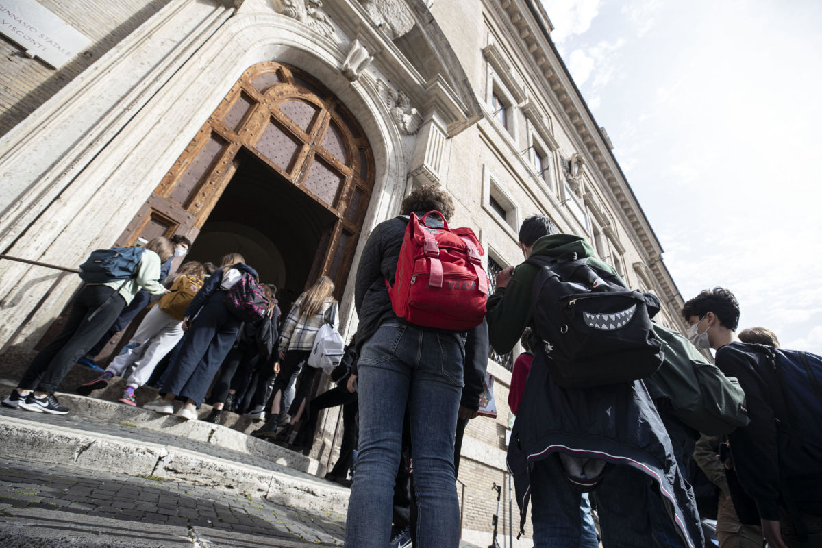 Un gruppo di giovani all’ingresso di una scuola