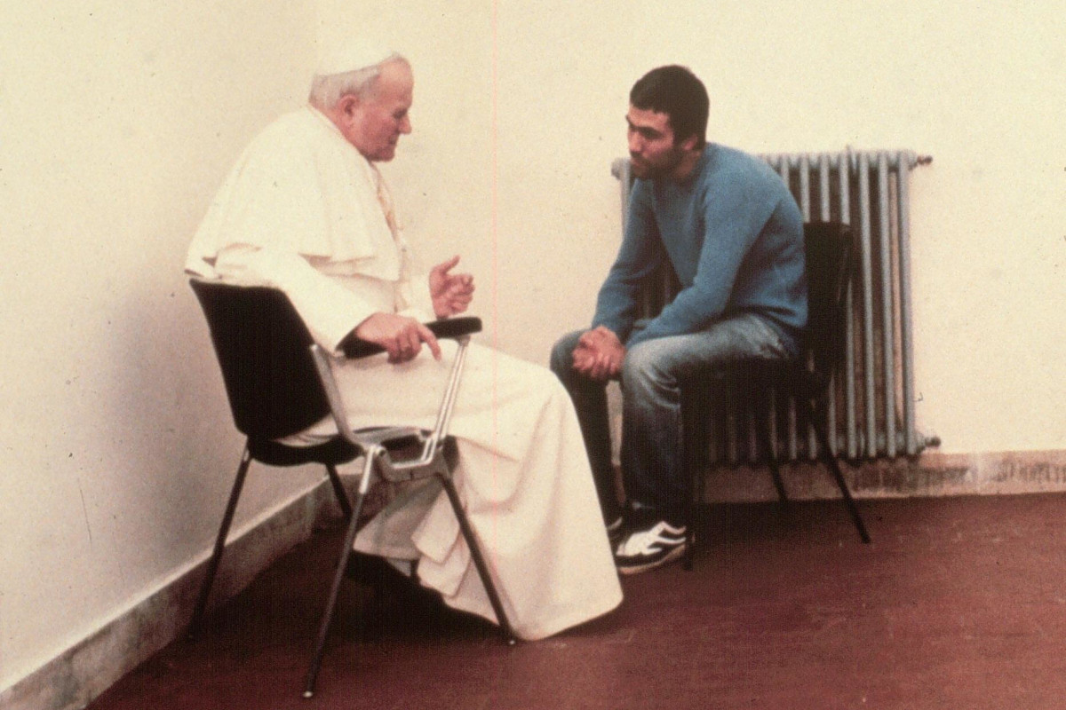 Papa Giovanni Paolo II a colloquio con il suo attentatore Mehmet Ali Ağca nel carcere di Regina Coeli