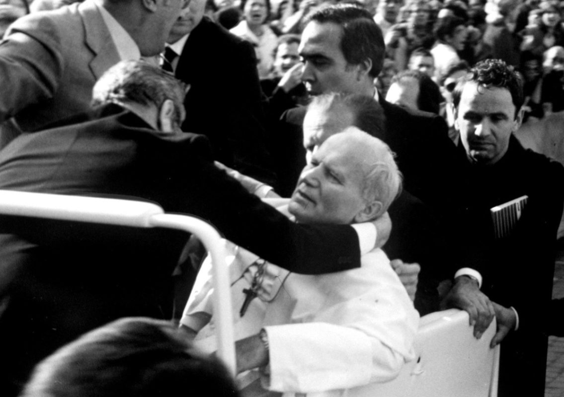La sofferenza di papa Giovanni Paolo II in piazza San Pietro negli istanti immediatamente successivi all’attentato del 13 maggio 1981