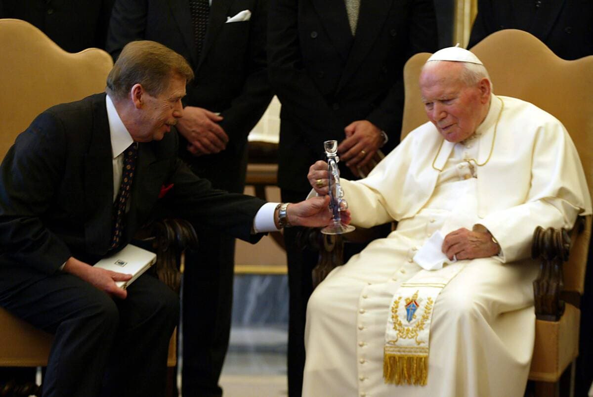 Il presidente della Cecoslovacchia Vaclav Havel con Giovanni Paolo II (Ansa)