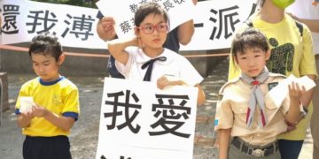 Genitori e studenti protestano a Hong Kong contro la politica del governo che penalizza le scuole cattoliche