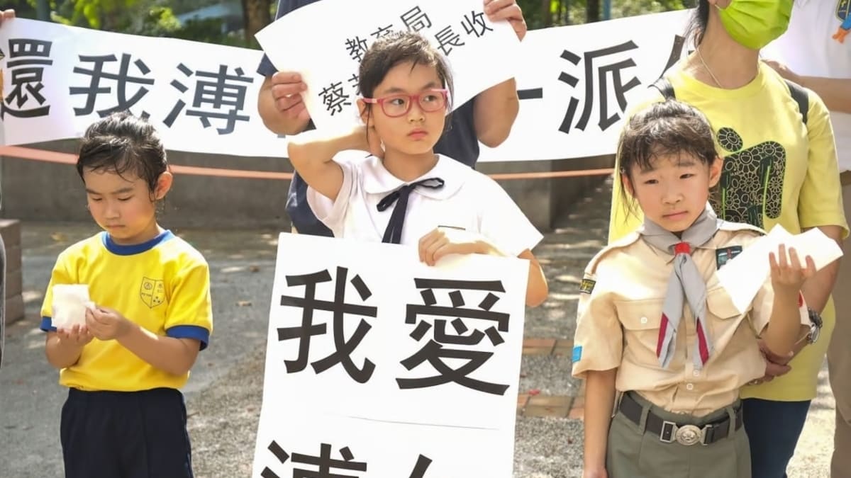 Genitori e studenti protestano a Hong Kong contro la politica del governo che penalizza le scuole cattoliche
