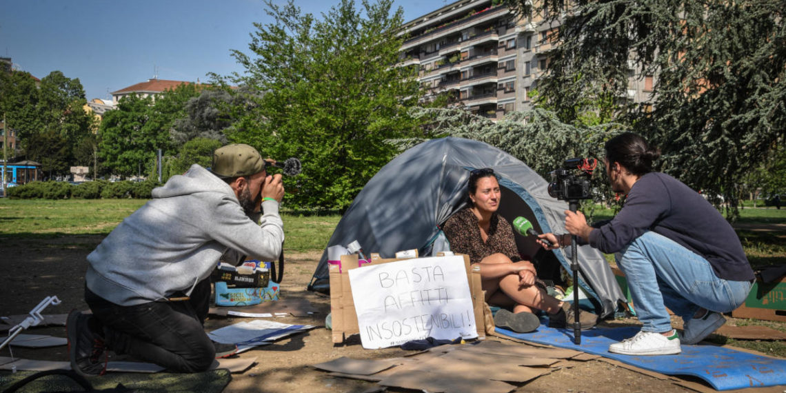 Giornalisti intorno alla studentessa Ilaria Lamera, in tenda davanti al Politecnico per protestare contro il caro affitti, Milano, 4 maggio 2023