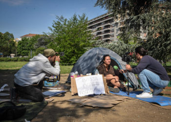 Giornalisti intorno alla studentessa Ilaria Lamera, in tenda davanti al Politecnico per protestare contro il caro affitti, Milano, 4 maggio 2023
