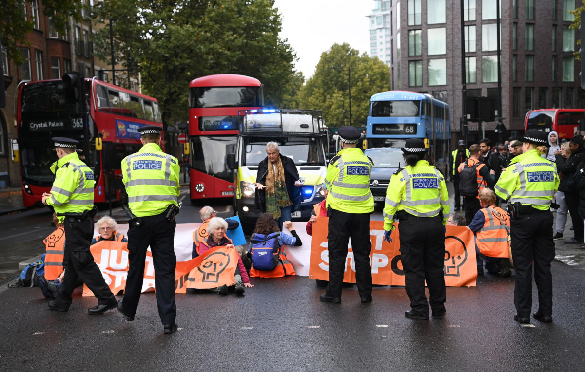 Un blocco stradale illegale inscenato a Londra da militanti ambientalisti di Just Stop Oil
