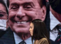 Karima el Mahroug nello studio di Porta a porta, sullo sfondo una foto di Silvio Berlusconi