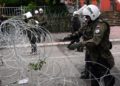 Soldati della Nato proteggono con il filo spinato i municipi nel nord del Kosovo