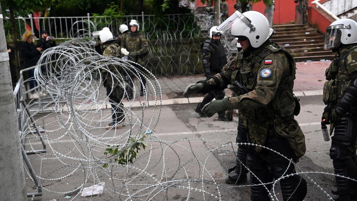 Soldati della Nato proteggono con il filo spinato i municipi nel nord del Kosovo