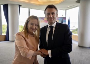 La presidente del Consiglio Giorgia Meloni e il presidente francese Emmanuel Macron, durante un incontro a margine dei lavori del G7, Hiroshima, 20 maggio 2023 (Ansa)