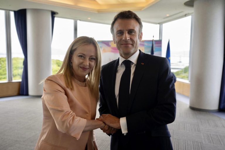 Con le sue mossette Macron voleva inguaiare Meloni. È finito inguaiato lui
