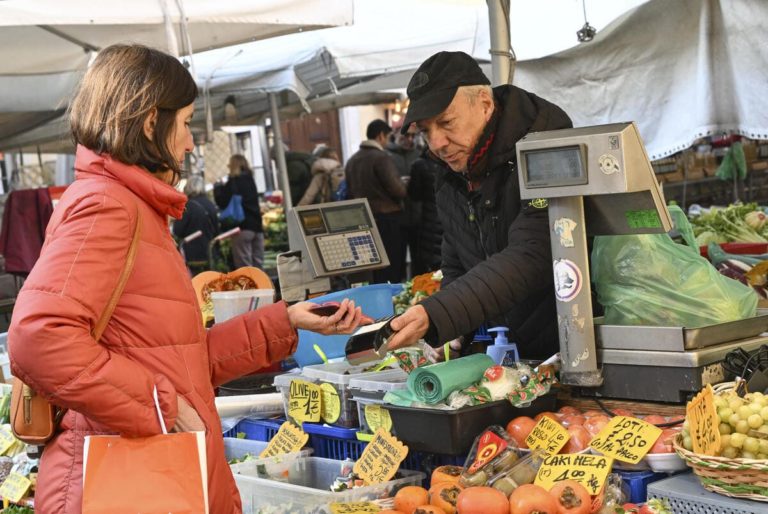 Redditi fermi, ma c’è fiducia. Patrignani (Confcommercio): «Si facciano le riforme»