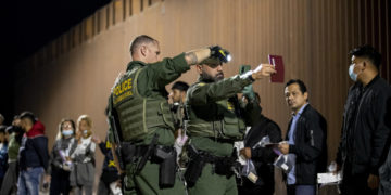 Controllo passaporti per i migranti al confine tra Messico e Stati Uniti