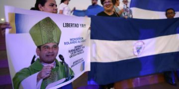 Manifestazione di supporto al vescovo Rolando Alvarez, incarcerato dal regime in Nicaragua, Panama City, Panama, 19 aprile 2023 (Ansa)