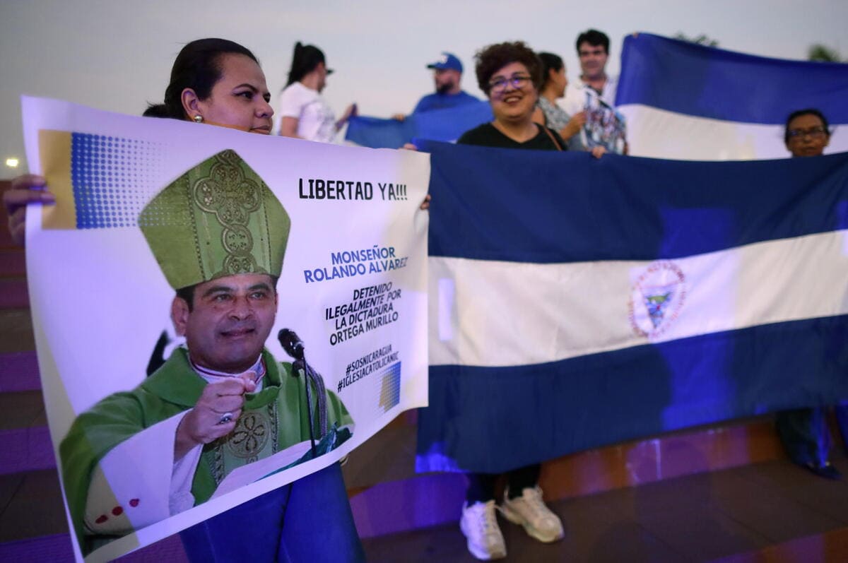 Manifestazione di supporto al vescovo Rolando Alvarez, incarcerato dal regime in Nicaragua, Panama City, Panama, 19 aprile 2023 (Ansa)