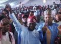 Bola Tinubu esulta dopo la vittoria alle elezioni presidenziali in Nigeria