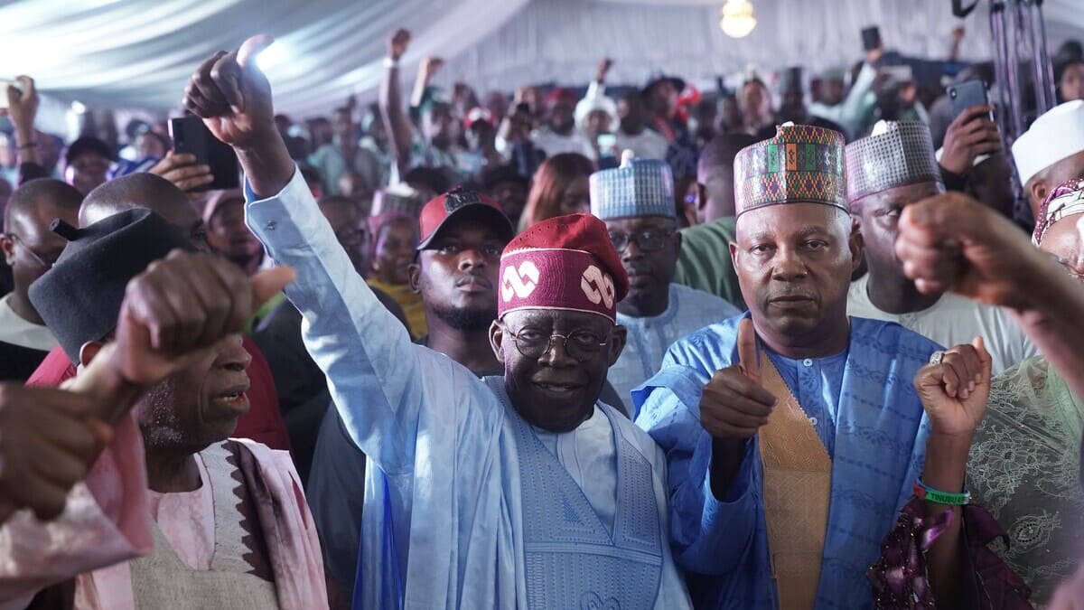 Bola Tinubu esulta dopo la vittoria alle elezioni presidenziali in Nigeria