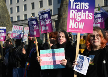 Protesta per i diritti dei trans davanti a Downing Street, Londra