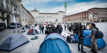 Studenti universitari in protesta con le tende contro il caro affitti davanti alla Regione Piemonte, Torino